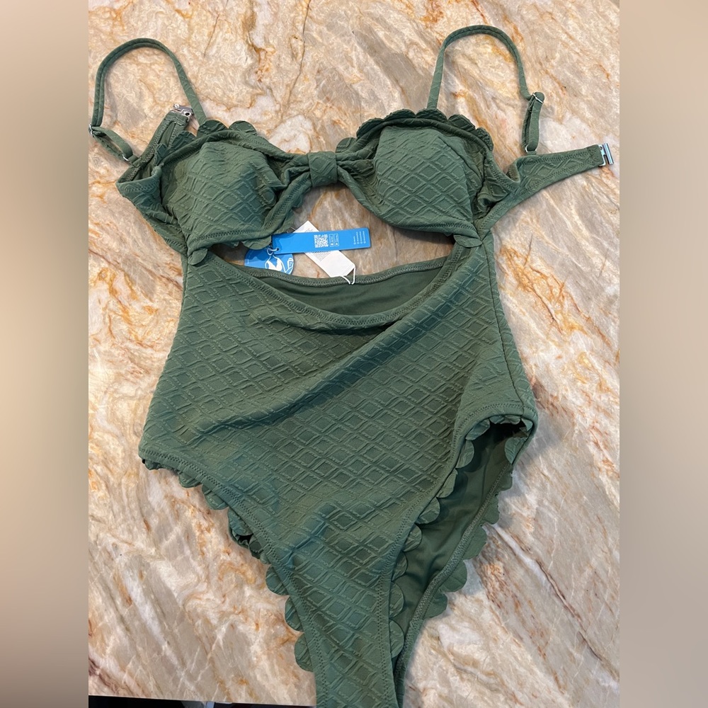 NWT Cupshe one piece cutout scalloped green swimsuit, olive